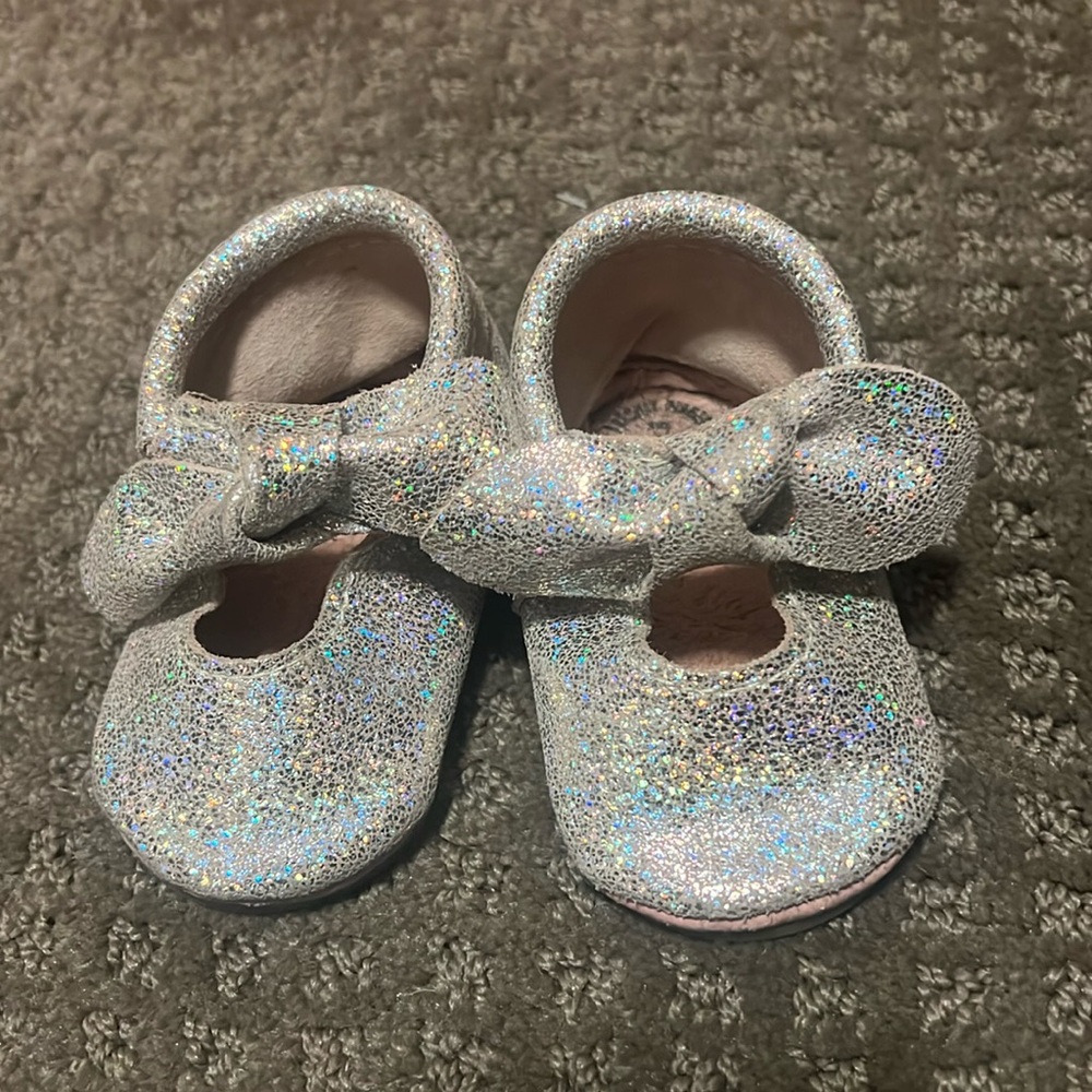 Freshly Picked bow knot moccasins with hard sole bottom size 3